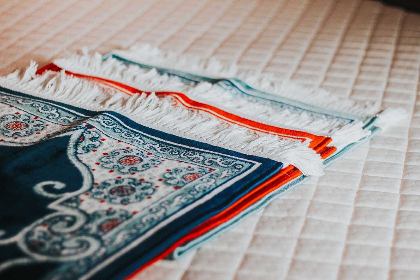 Tapis de Prière Brodé — Motifs Orientaux
